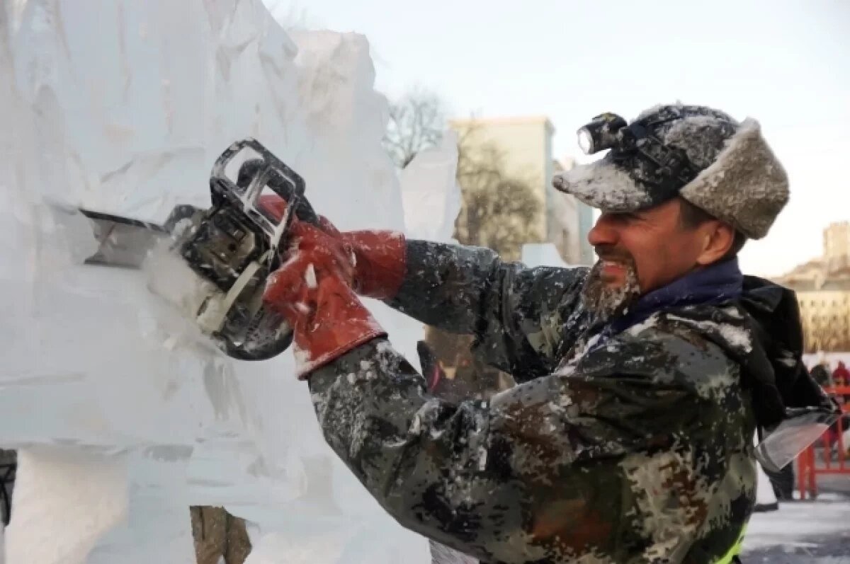    В Мурманске ледовые мастера вырезали символы десяти арктических городов