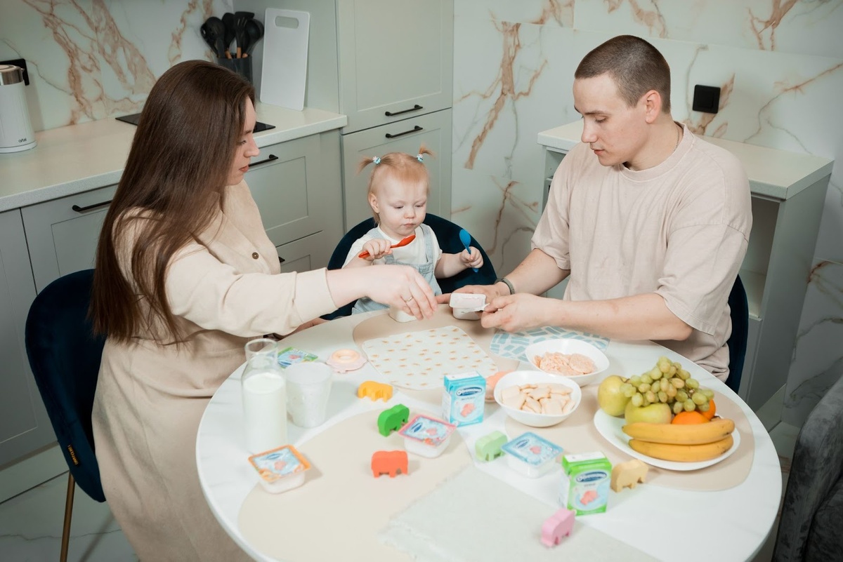 Когда малыш начинает есть за общим столом, перед ним открывается целый мир новых вкусов