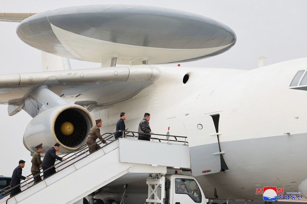   Ким Чен Ын поднимается на борт самолёта ДРЛОиУ