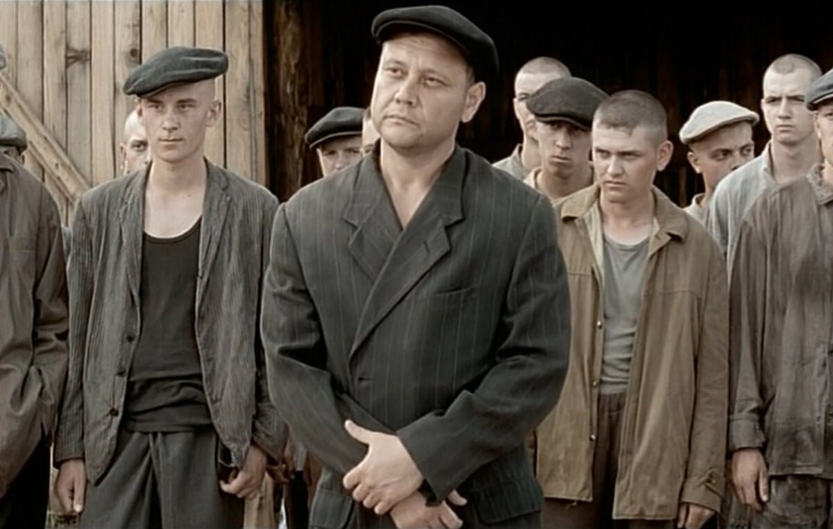 на этом кадре уголовный мир с пониманием относится к нуждам советской власти. В реальности же уголовников никто не справшивал. Их просто гнали валить лес.