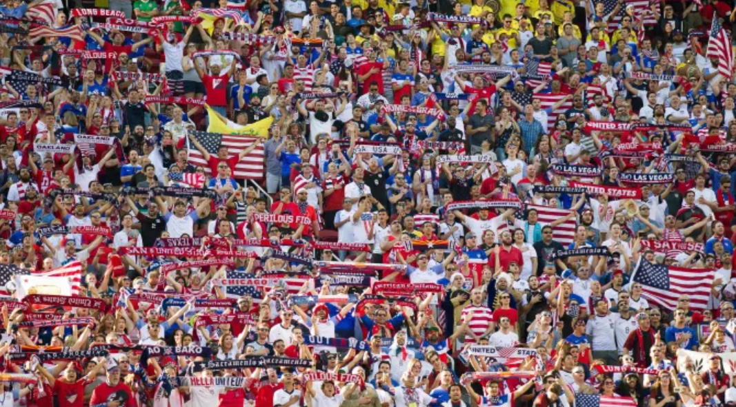 Болельщики мужской национальной сборной США держат в руках шарфы и флаги перед матчем Кубка Америки-2016 в 2016 году. gettyimages.