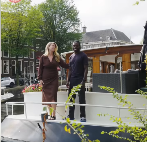 Келси (27) и Мильо (35) живут вместе на барже на Принценграхт