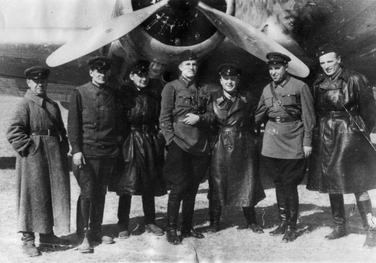 Смоленск, весна 1941-го года. Голованов справа