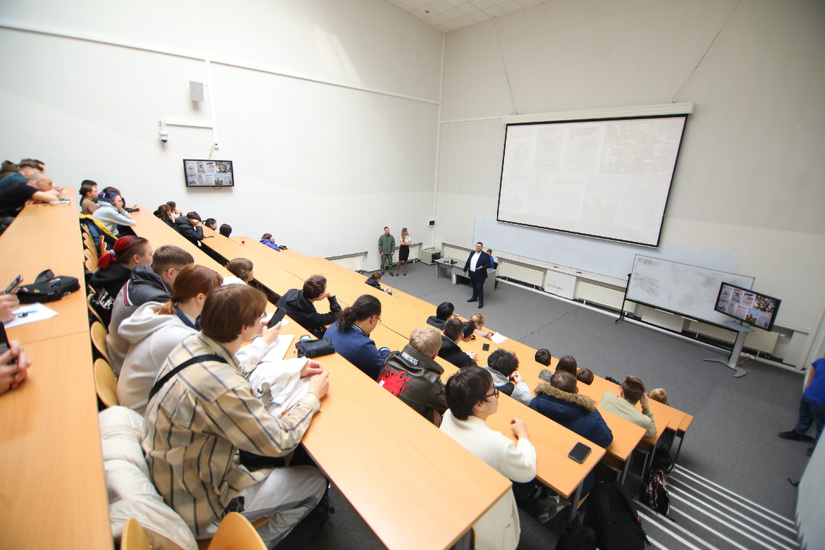 Встреча студентов с бойцом отряда «Тигр» и волонтёрами