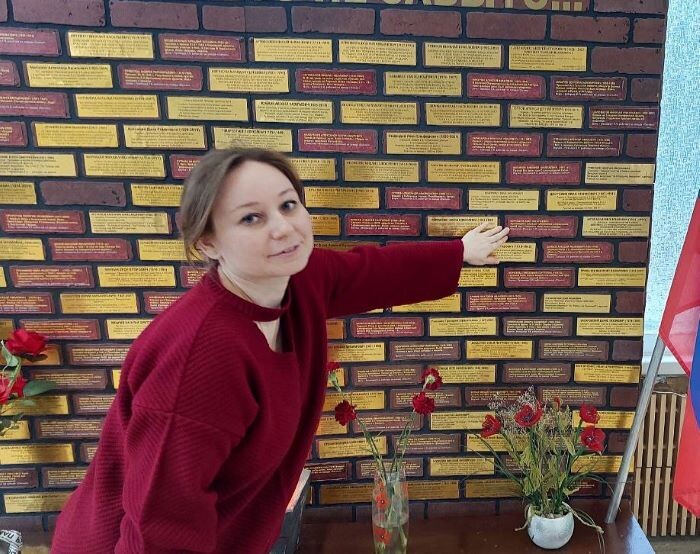 На алых кирпичах Стены увековечены деды и прадеды сотрудников «Сигнала», которые воевали за Родину