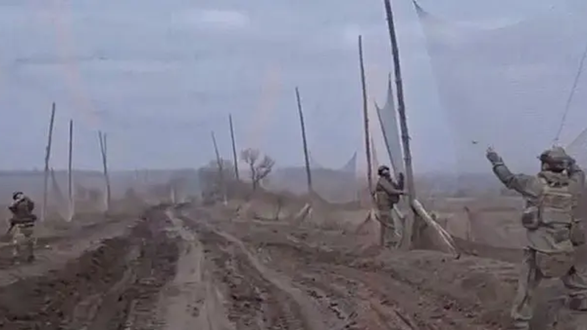 На фотографии: российские военные защитили дорогу от FPV-дронов – натянув над нет антидроновую сетку, в которой дроны просто запутываются.