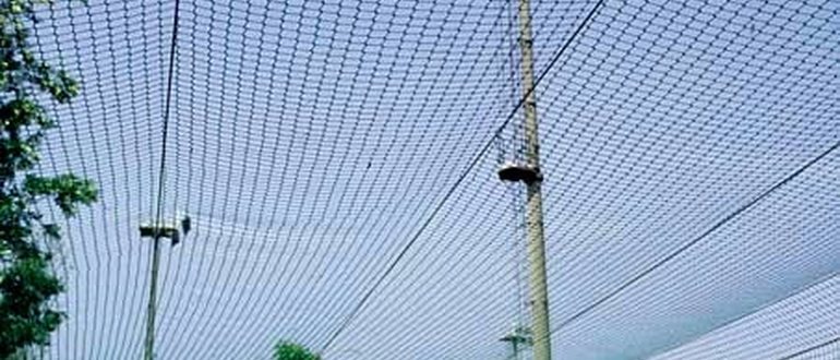 На фотографии: защитная антидроновая сетка. Источник фото: https://euro-setka.ru/blog/zashhitnie-setki-ot-dronov-i-bpla%3A-osobennosti-i-preimushhestva