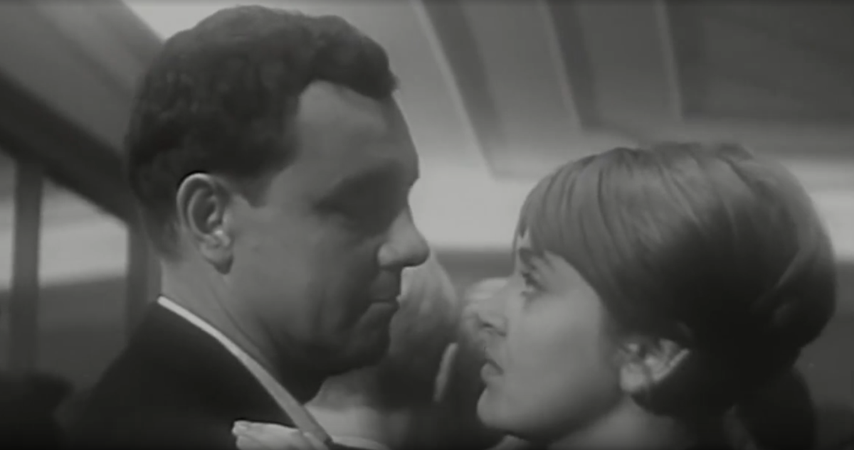 Кадр из фильма «Долгая счастливая жизнь». Виктор (К.Лавров) и Лена (И. Гулая)  Скриншот.