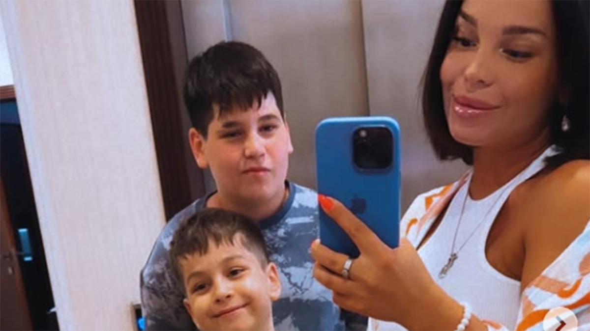 Юля Салибекова с двумя старшими сыновьями от бывшего мужа Тиграна Салибекова. Фото: соцсети Юлии Салибековой