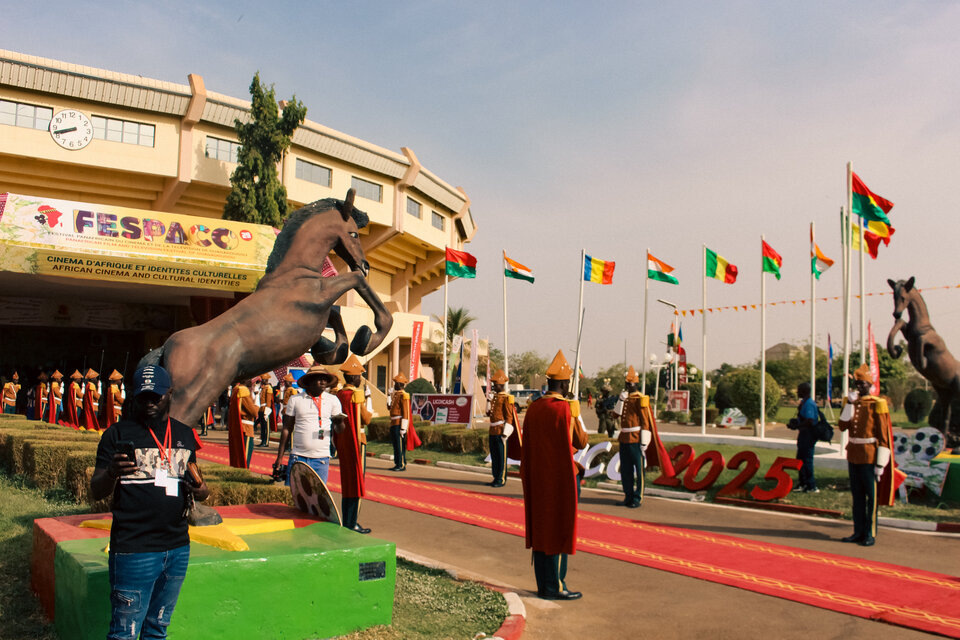    Парадный вход в Дворец спорта, где проходит церемония открытия ФЕСПАКО