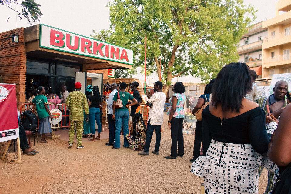    Очередь у входа в «Сине-Буркина»
