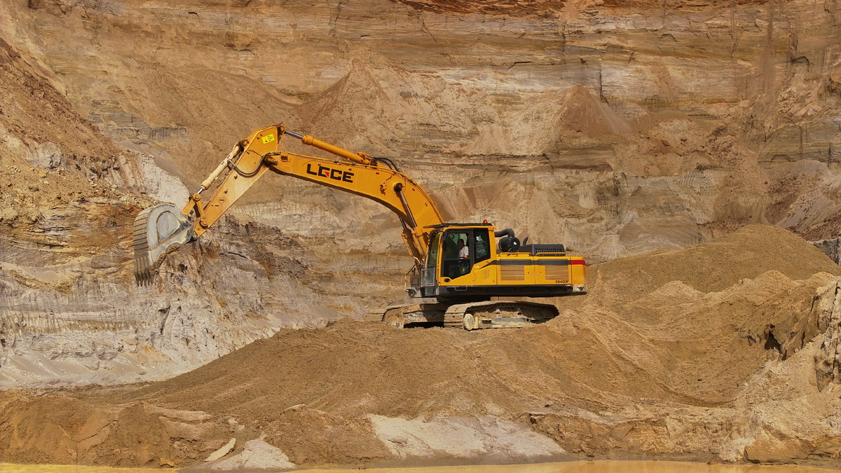 Работа китайского гусеничного экскаватора LGCE на карьере российского промышленного предприятия