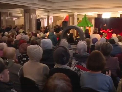     Артисты театра оперы и балета спели на вокзале Красноярска