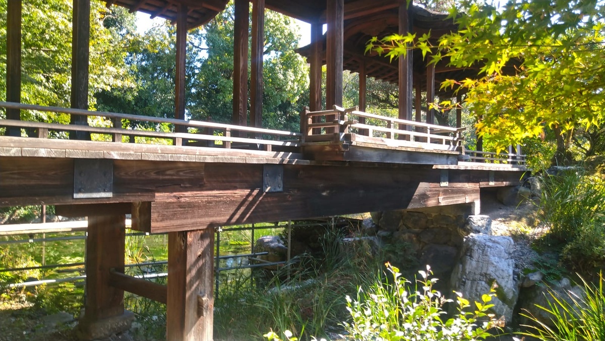 Мост-павильон в парке Шосей-ен Гарден