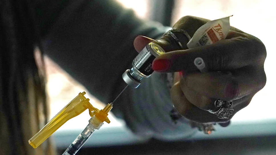 Медсестра набирает в шприц вакцину Pfizer, Джексон (США), 18 ноября 2022 года.📷Фото: Rogelio V. Solis / AP