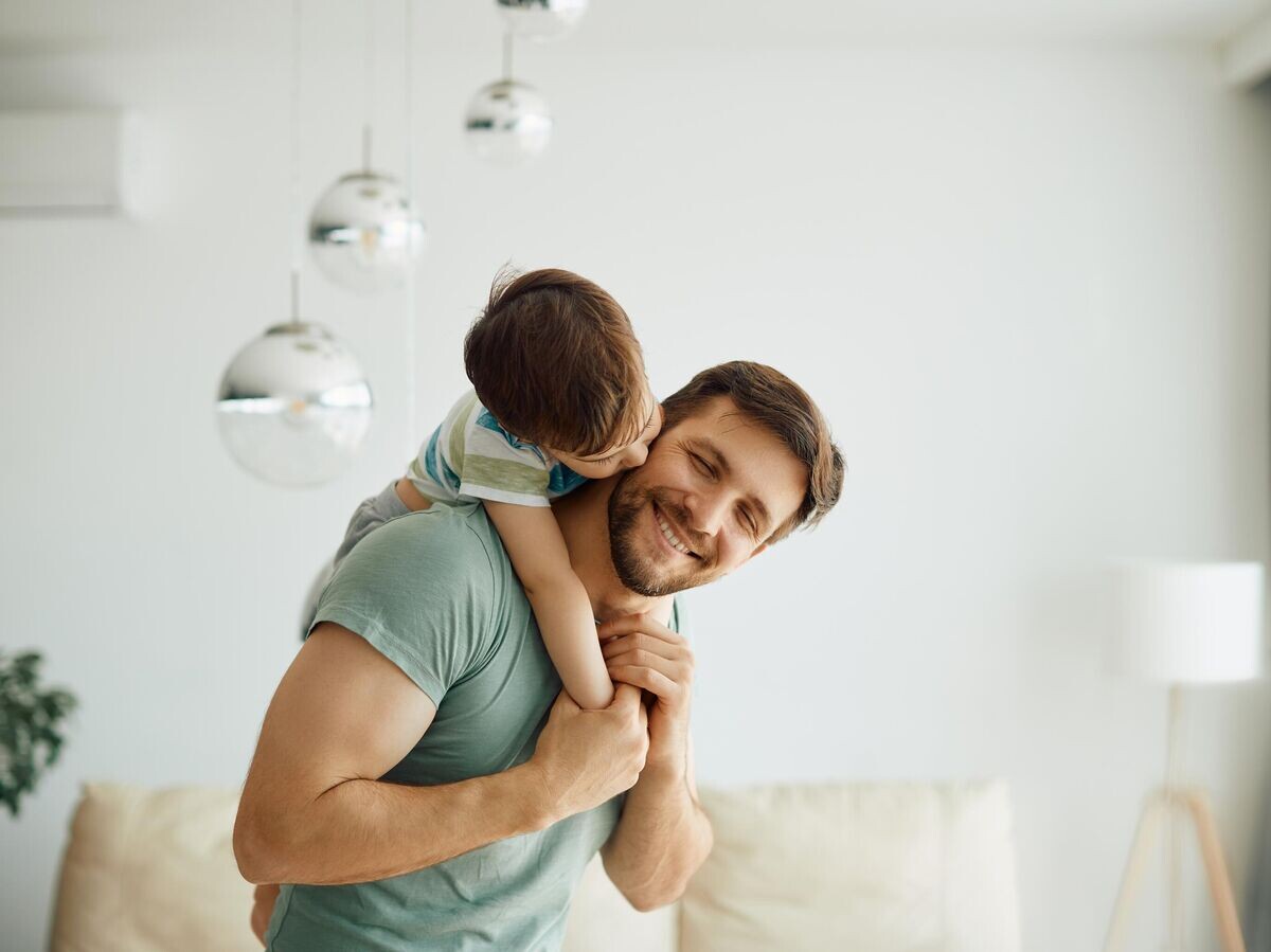    Мужчина с сыном© iStock.com / Drazen Zigic