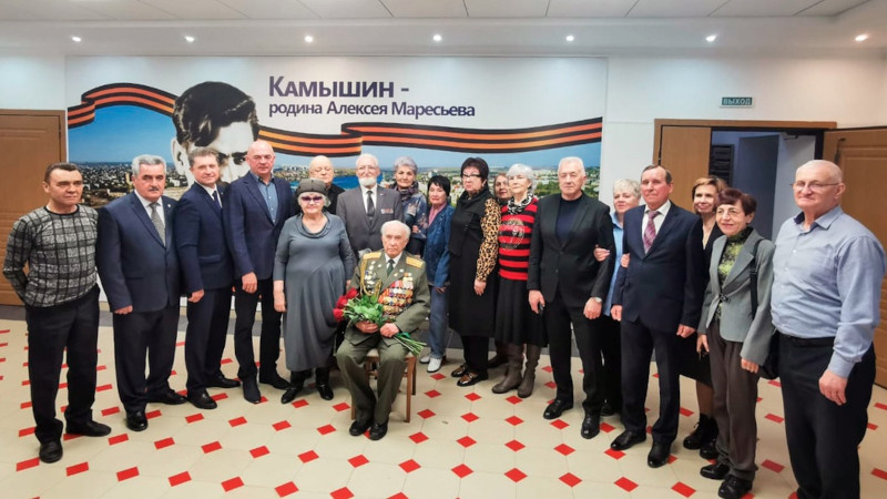    Фото на память на встрече в Камышине (фото: Волгоградская областная Дума)