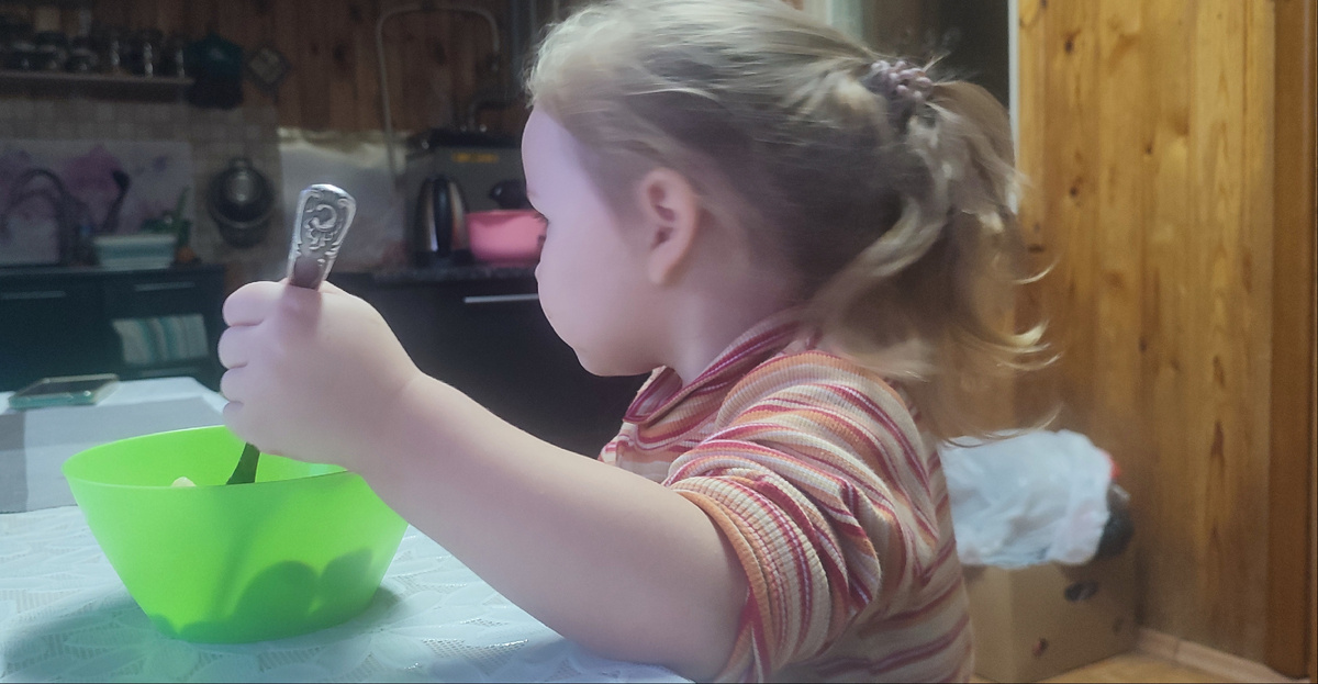 Мия уже справилась со своими сосисками и теперь наблюдает за братом