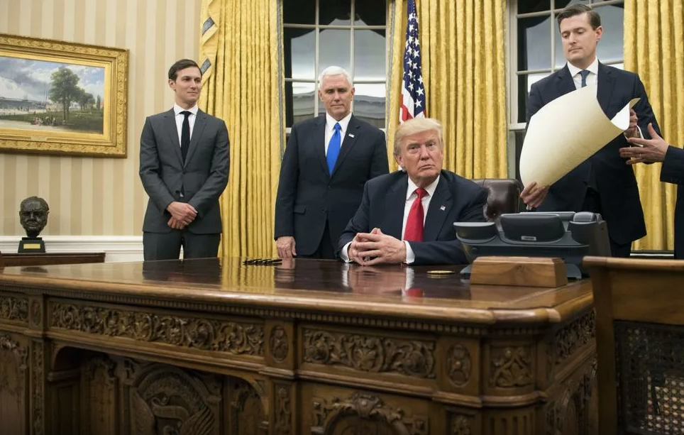 Дональд Трамп в Овальном кабинете на фоне бюста Черчилля. 