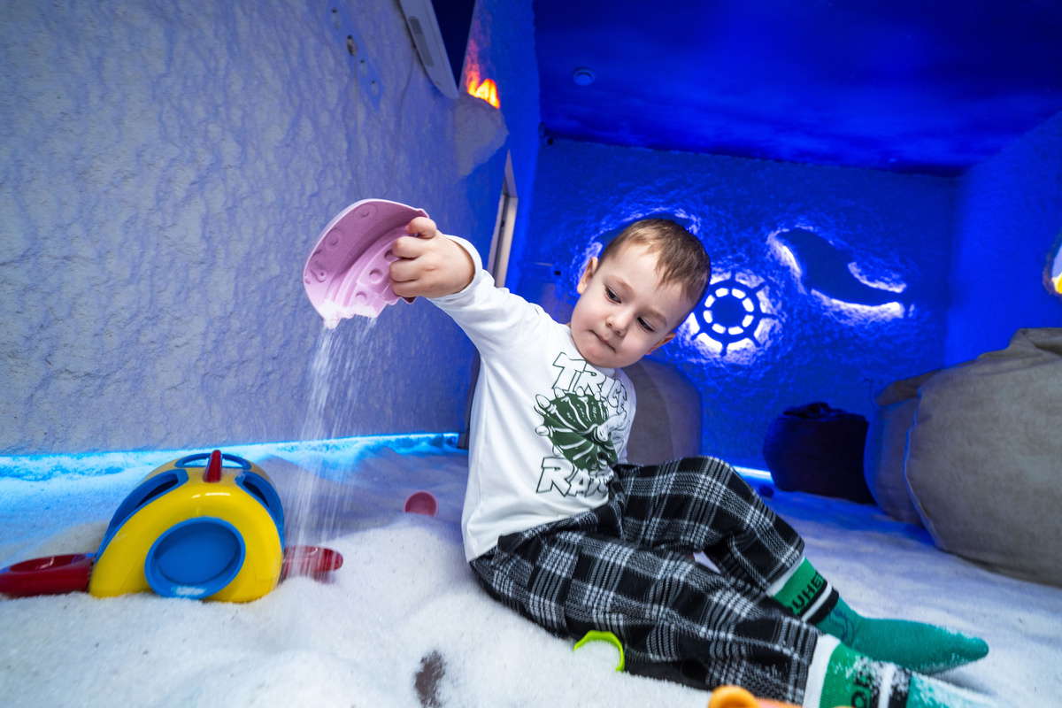 При помощи галогенератора воздух в помещении соляной пещеры насыщается солеными микрочастицами