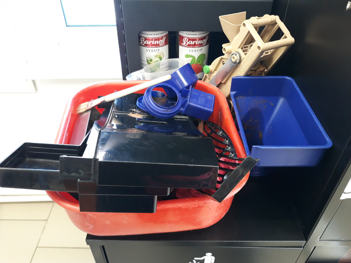 Части механизма кофемашины. Каждую неделю их нужно тщательно мыть