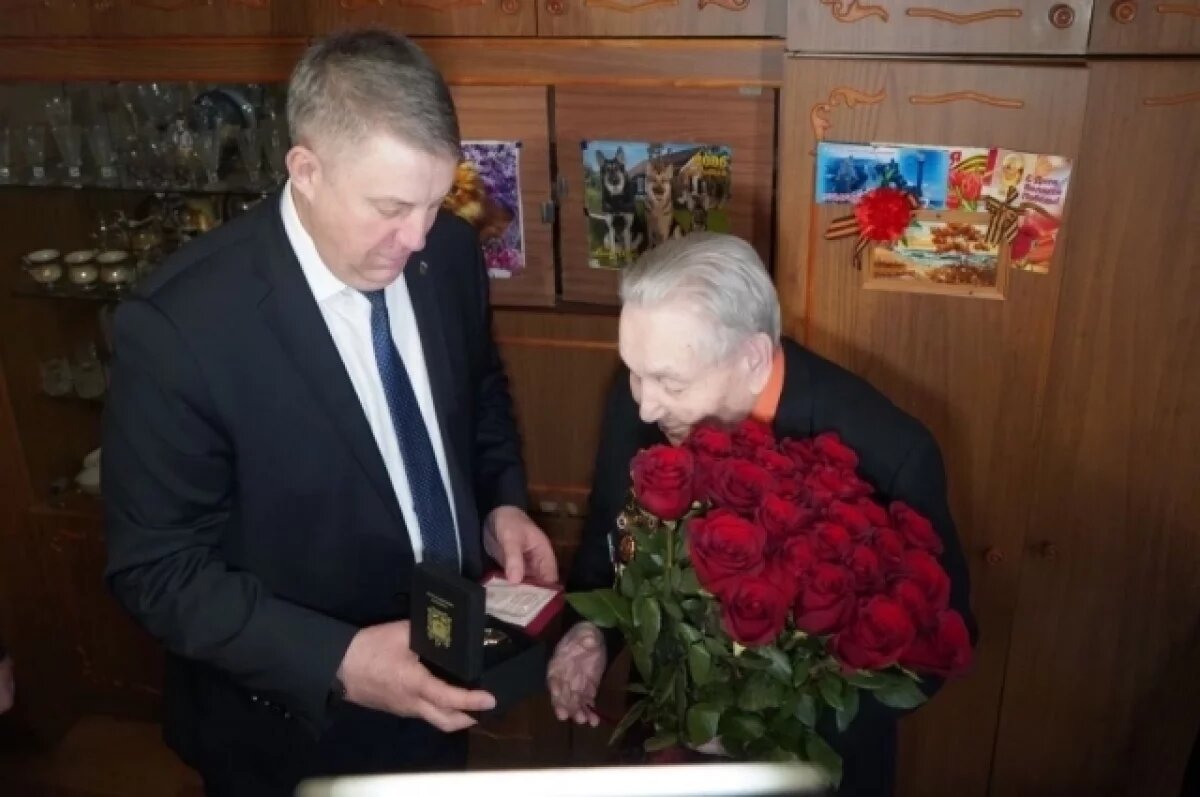    Губернатор Александр Богомаз вручил медали двум брянским ветеранам