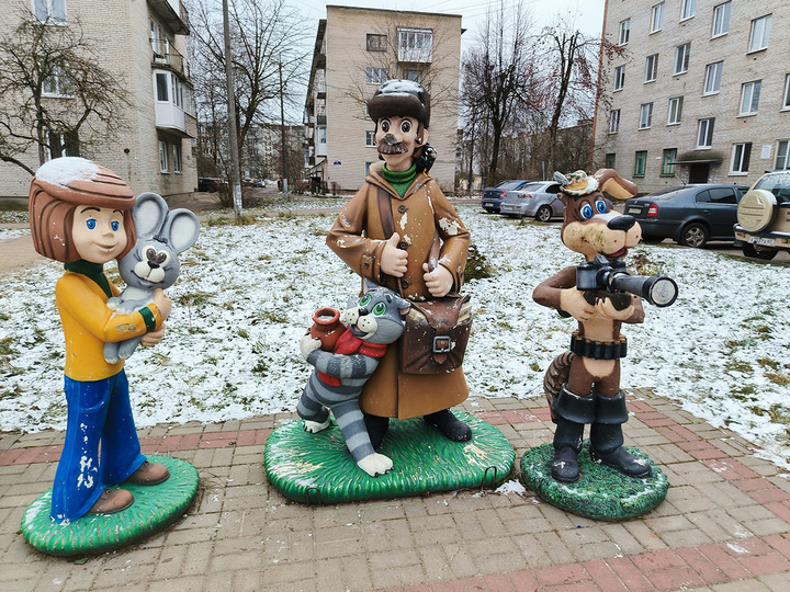     Скульптуры мультяшных героев радуют не всех. Фото автора