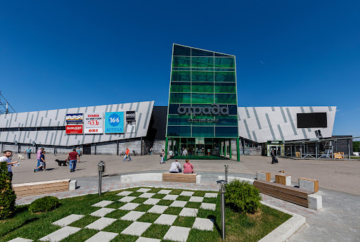 ТЦ "Отрада", который находится примерно на таком же расстоянии от МКАДа, что и "Каштановая роща". Я думаю, даже по внешнему виду уже все понятно. Тут тебе и сетевые магазины, и ресторанный дворик, и кинотеатр. 