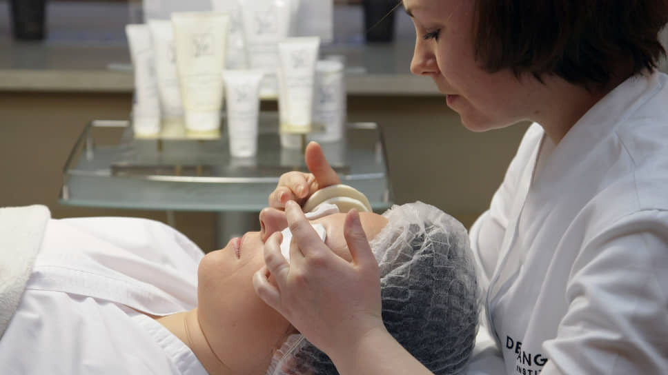 Спрос на услуги салонов красоты в Сибири неуклонно растет.📷Фото: Юрий Мартьянов / Коммерсантъ