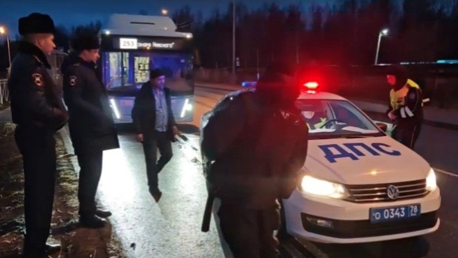    Рейд, в ходе которого проверяли водителей автобусов в Петербурге и Ленобласти, март 2025 года. Снимок с видео, максимально возможное качество. Автор фото: Пресс-служба ГУ МВД по Петербургу и Ленобласти
