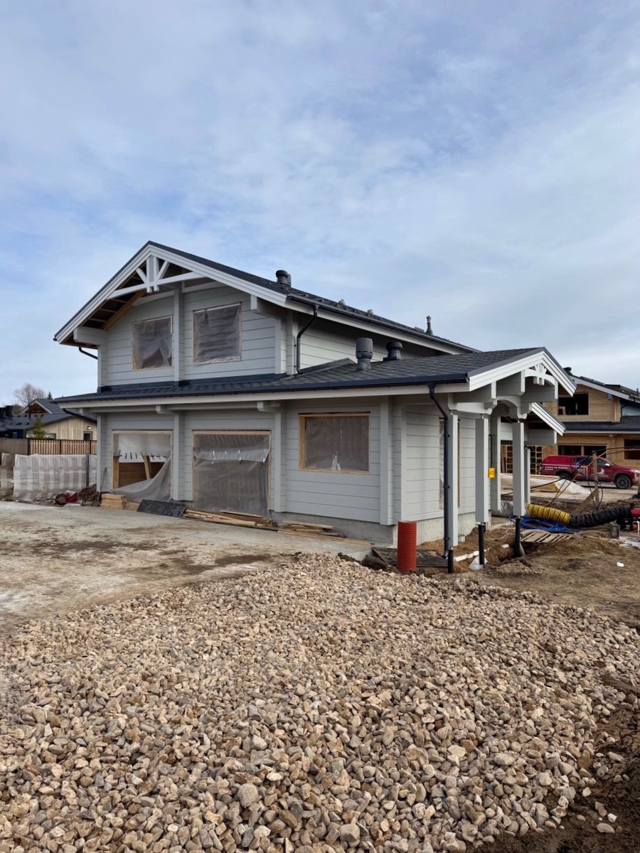 ГАраж из клееного бруса на 2 машиноместа и гостевой дом на втором этаже