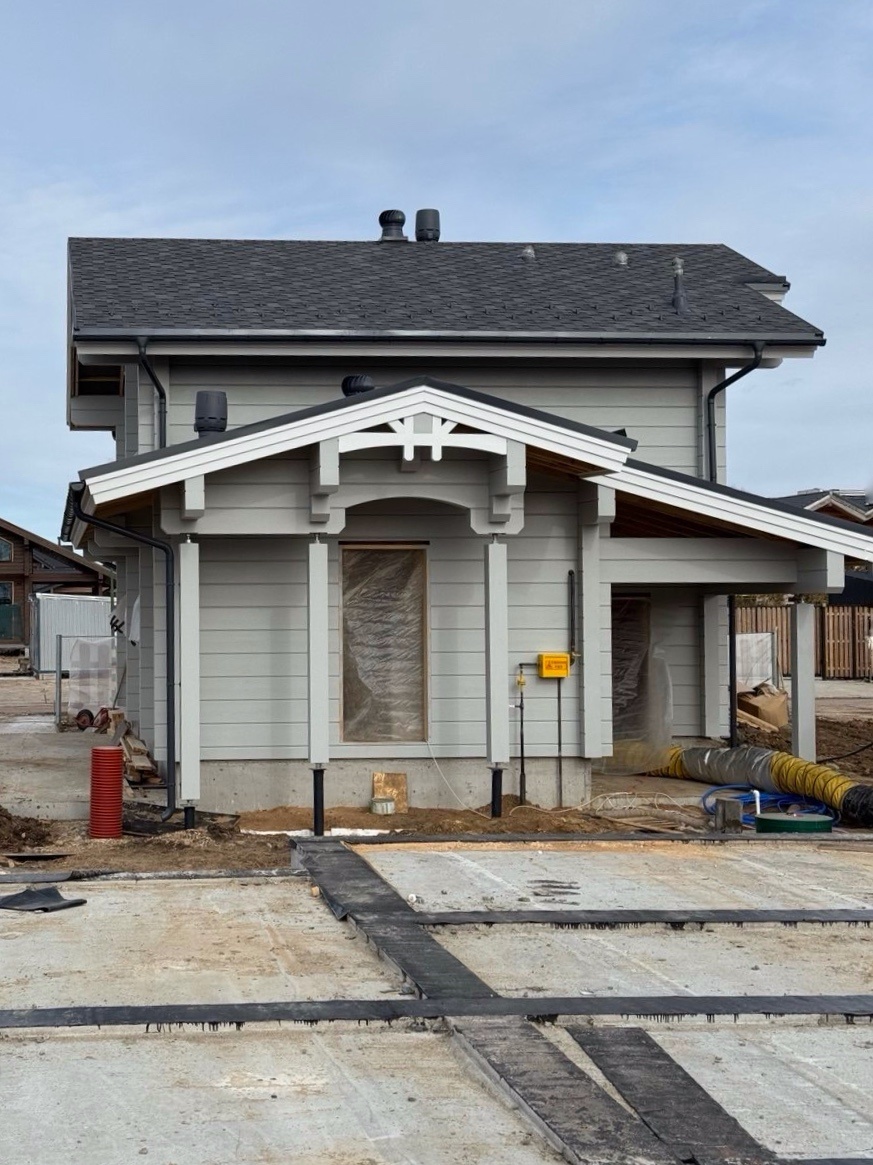 С торца гаража вход в котельную