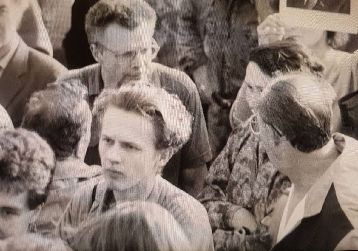 Журналист Юрий Фомиченко в гуще событий, митинг в Новосибирске, 1991 год. Работал тогда в "Молодости Сибири"