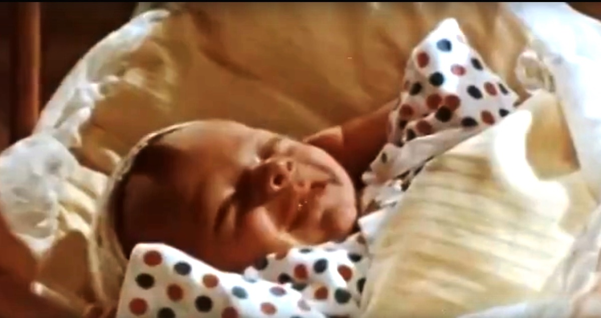 Скриншот автора. Фильм "Школьный вальс". Чудо природы - младенец человека.