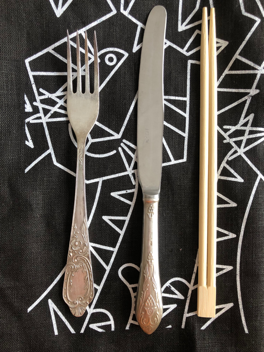 Вилка или палочки?  Палочки простейшие, все уже к ним привыкли.