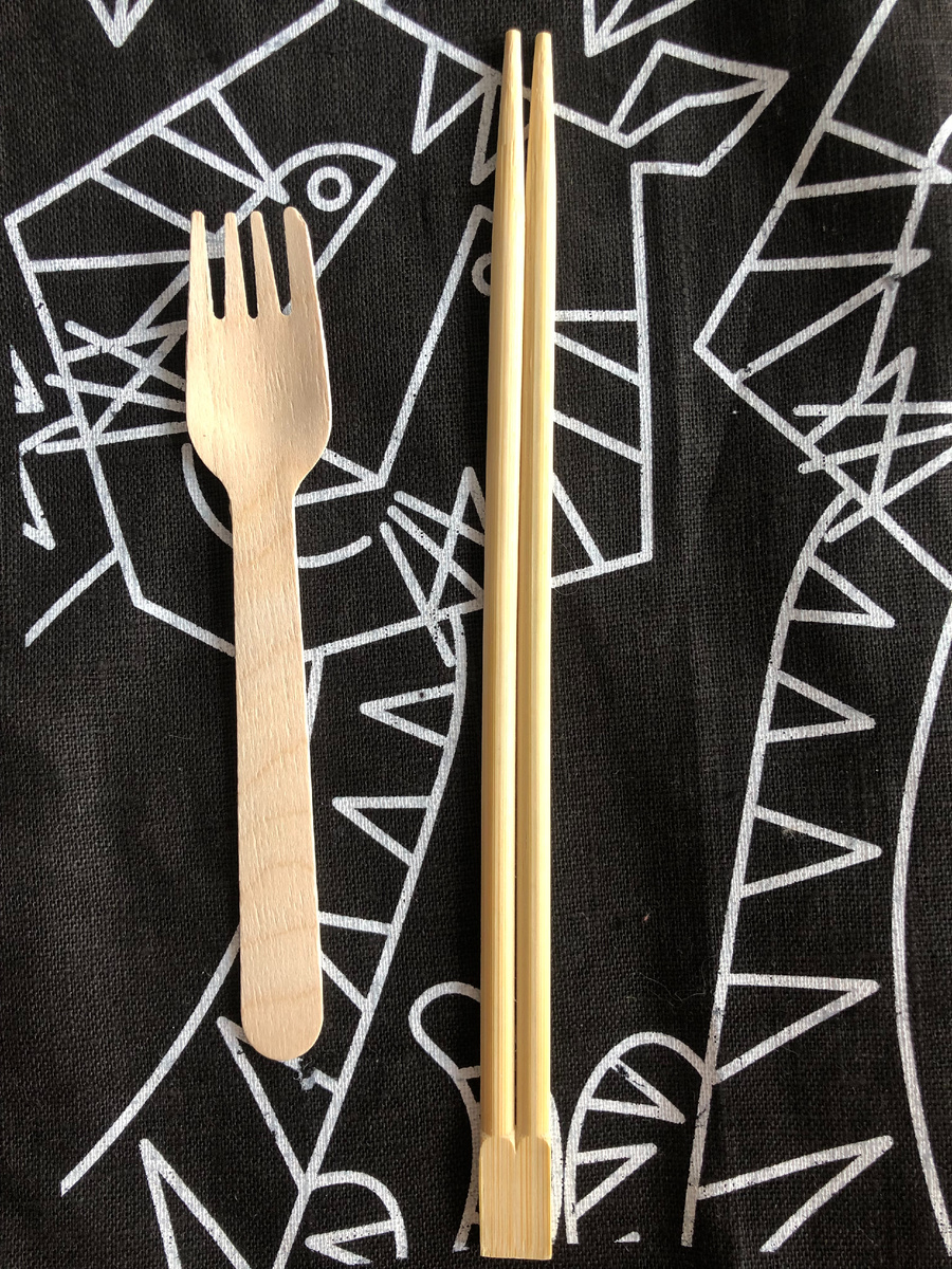 Вилка деревянная одноразовая. Сегодня их, наверное, не выстругивают вручную.