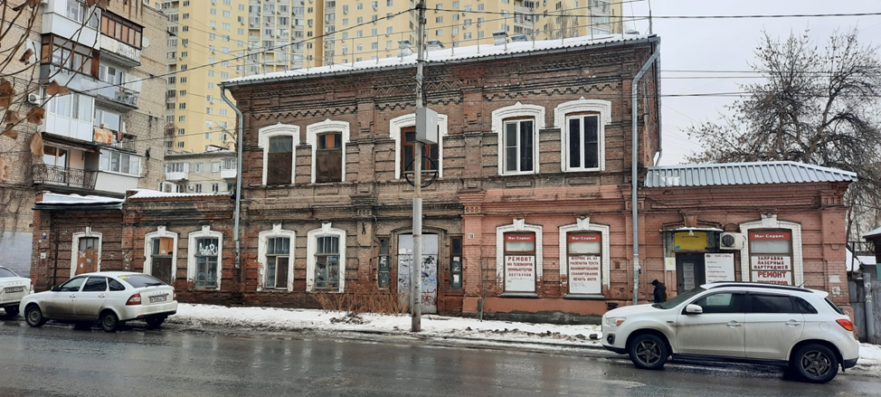 Современный вид дома. Дом каменный , 2-х этажный  с пристроенными  флигелями.