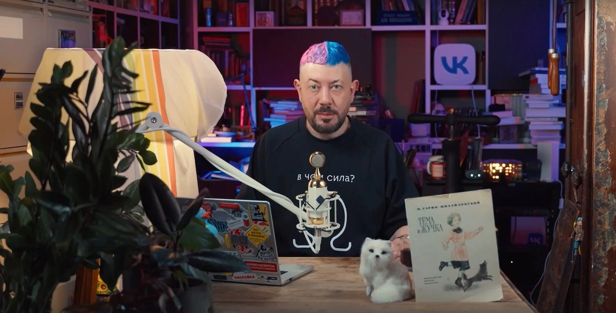 В начале обзоров новостей Лебедев выделяет самые важные, по его мнению, события. Например, таким событием может стать обновление прически дизайнера