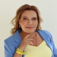 — 2024 год был очень успешным. Я общалась с крупнейшими операторами наружной рекламы, да и вообще со всеми в Казани: и с радиостанциями, и с компаниями, занимающимися наружной рекламой, и с телеканалами — у всех была полная загрузка, — рассказала основательница и директор рекламного агентства VIVAT Ольга Глухова.