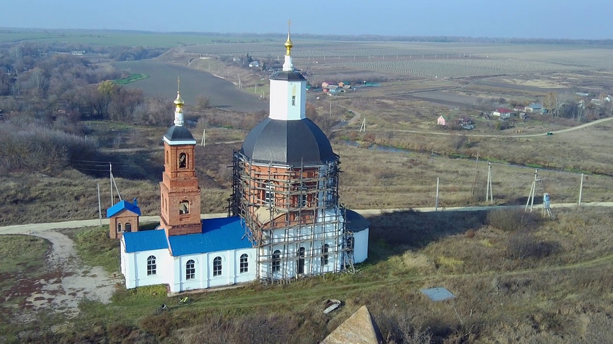 Современный вид сабуровской Церкви Михаила Архангела снятый с квадрокоптера. Вид после реставрации.