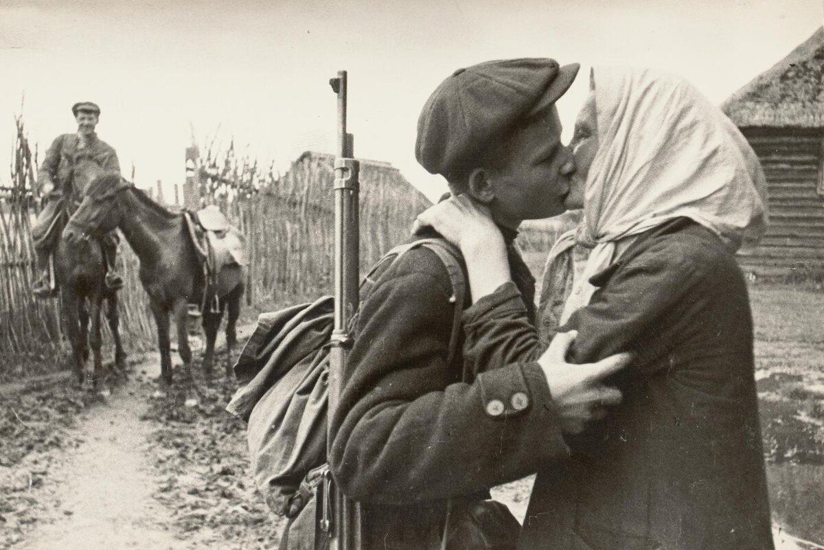 Партизанский край в Псковской области. Проводы сына в партизаны, 1942 год, Трахман М. Центр визуальной культуры Béton