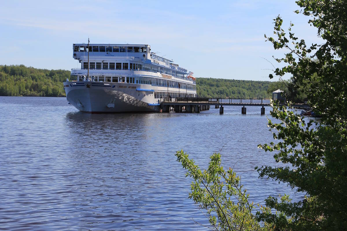 Теплоход «Максим Литвинов» в Плёсе