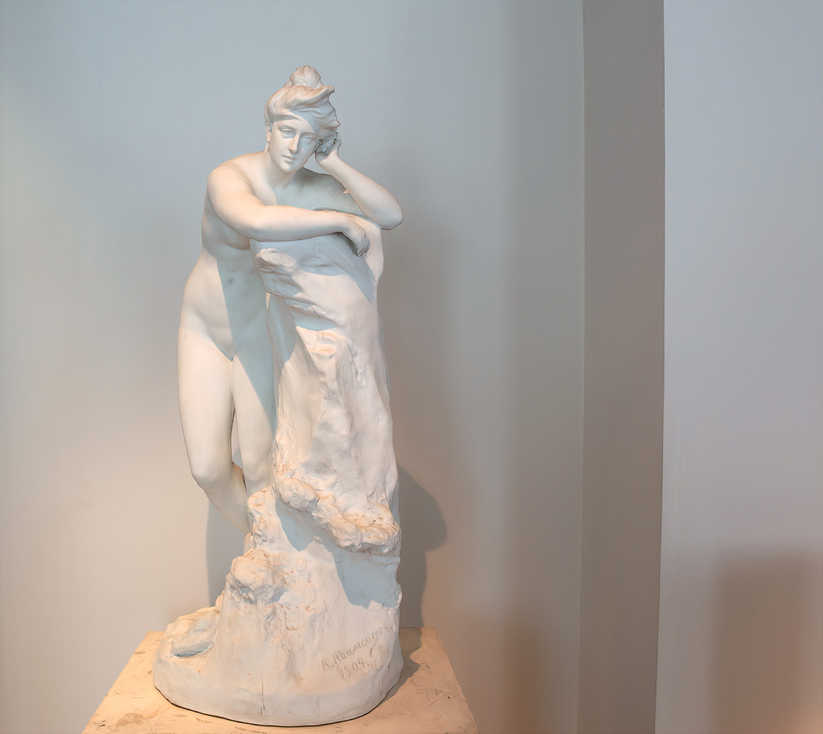 Внимая шёпоту моря. Скульптор А.Г. Адамсон, бисквит, 1904