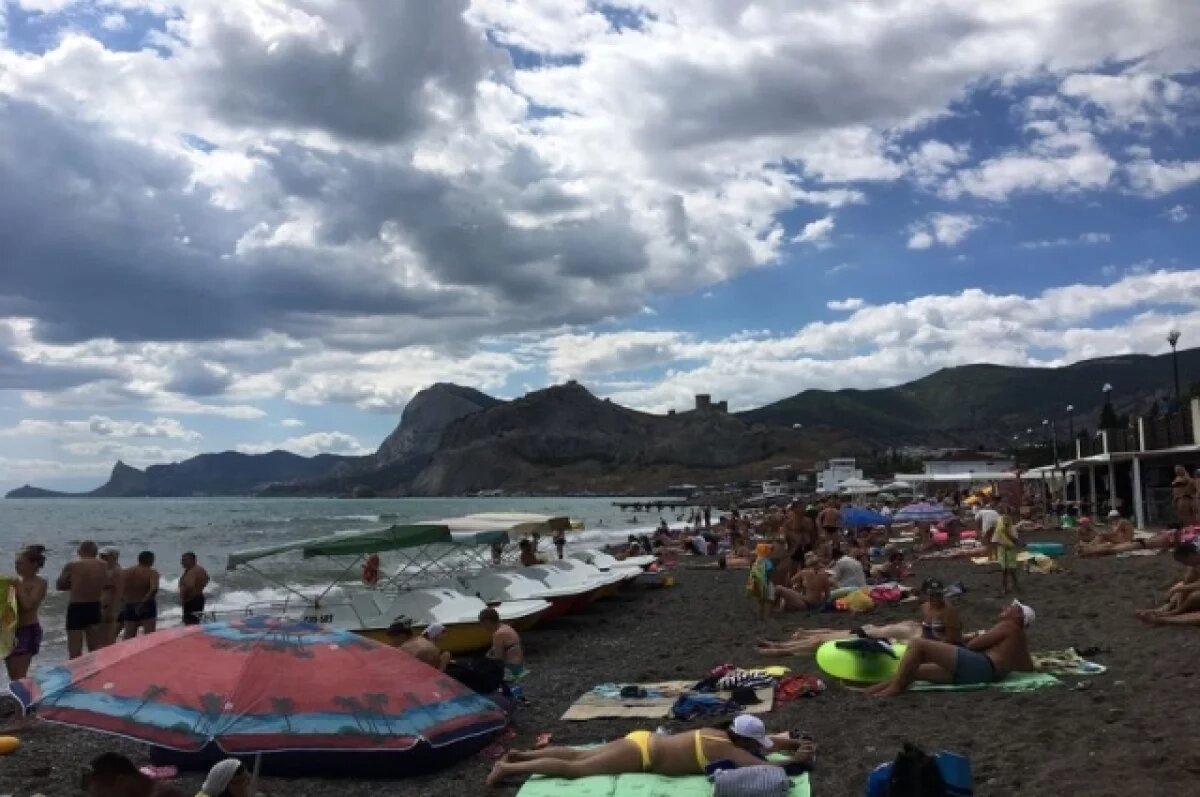    В Крыму много бесплатных пляжей, но за шезлонг придётся заплатить.
