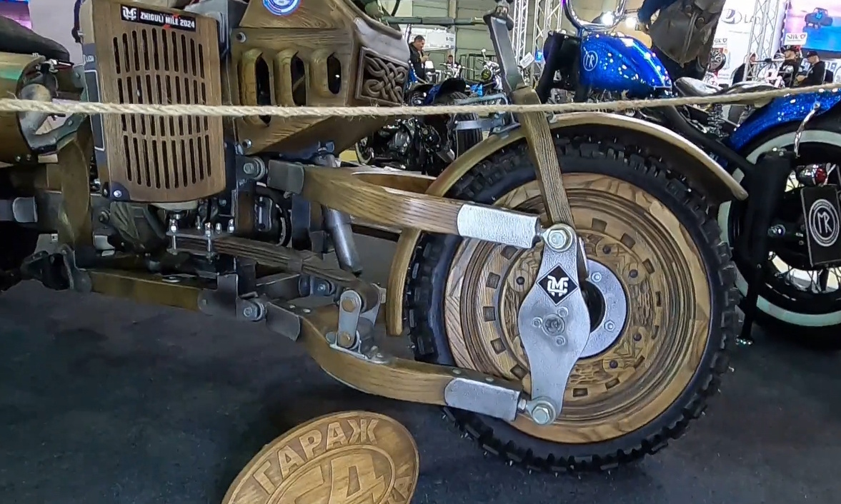 Деревянный мотоцикл с дубовой рамой из Гаража Дровосека