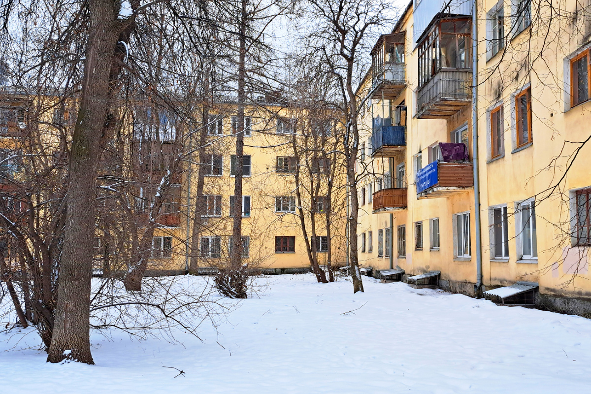 Дом №16 по улице Ильича в Орджоникидзевском районе Екатеринбурга, где прошли детство и юность Владимира Мулявина