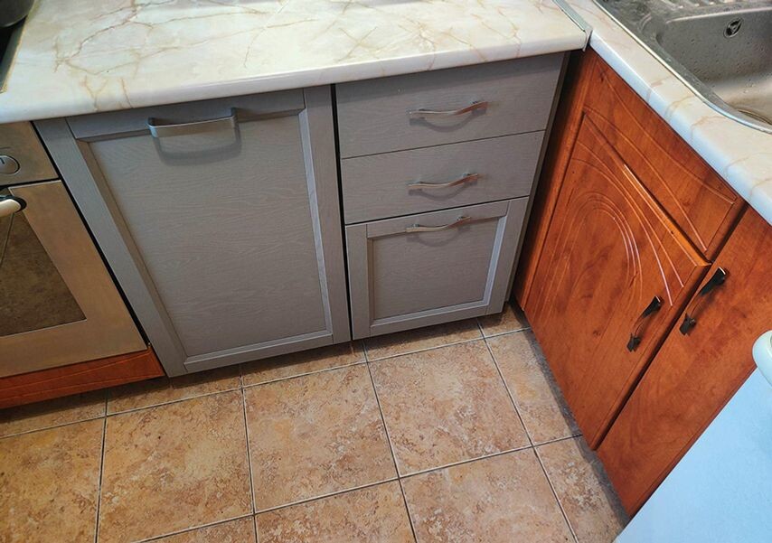 Докупить шкафчики к гарнитуру 12-летней давности — задача невыполнимая. Пришлось экспериментировать с мебелью другого производителя