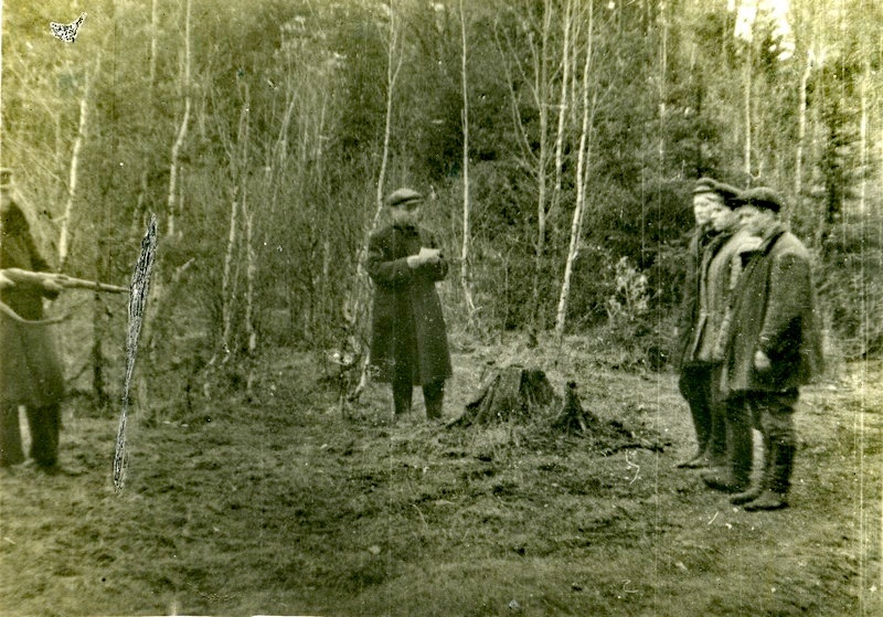 Уничтожение предателей по приговору партизанского трибунала. 1942 г. ФГБУК "Государственный центральный музей современной истории России" 