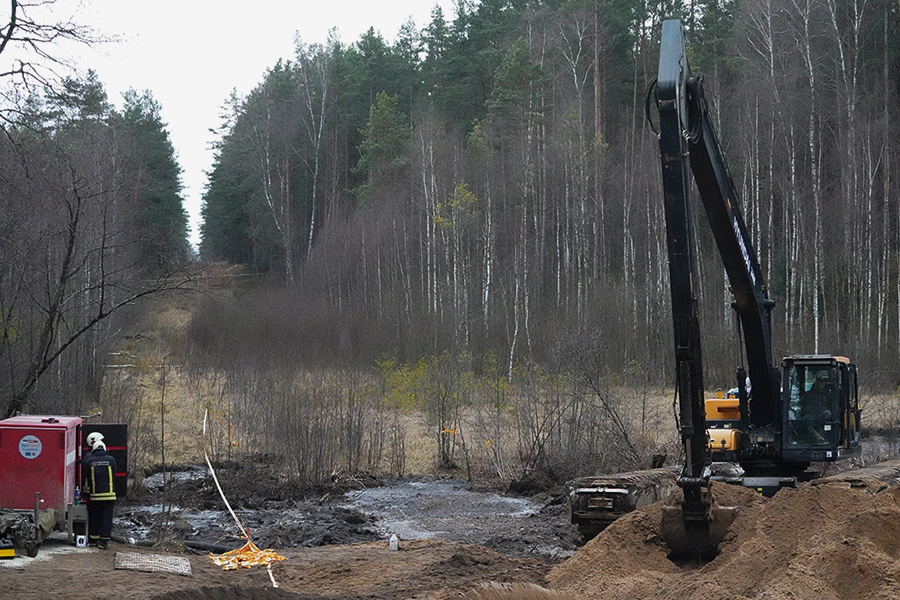 Janis Laizans / Reuters📷Спасательные службы проводят поиск пропавшей машины американских солдат на полигоне Пабраде, Литва, 27 марта 2025 года