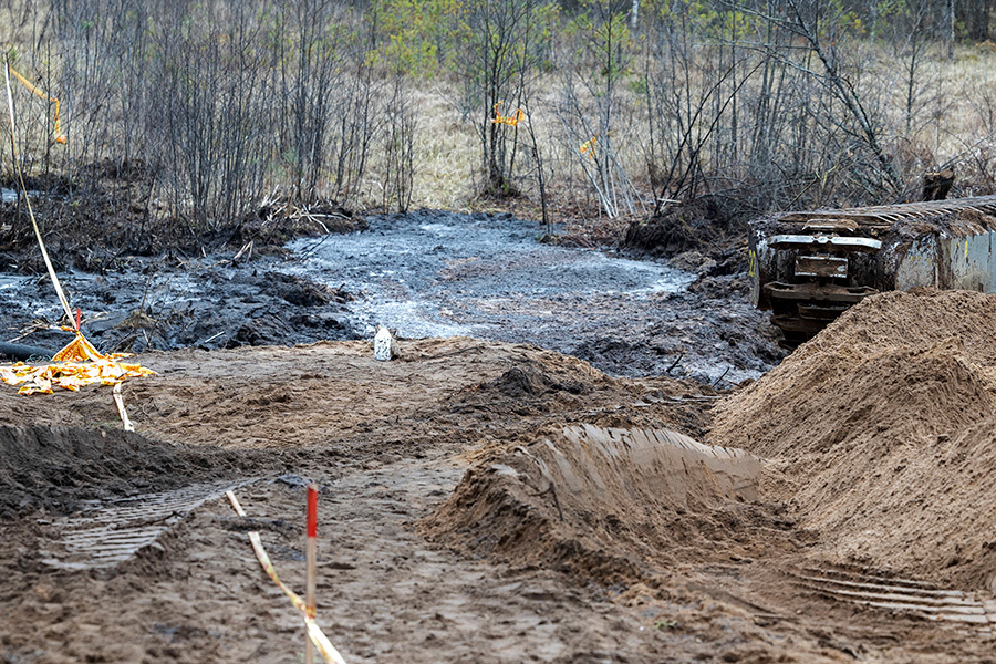 Mindaugas Kulbis / AP / ТАСС📷Работы по поиску четырех пропавших без вести солдат США недалеко от места, где их бронетранспортер «Геркулес» был найден затопленным на учебном полигоне в Пабраде, Литва, в четверг, 27 марта 2025 года